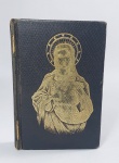 Antigo, Raro e Centenário Livro Religioso de Bolso - LIVRO DE MISSA - Para Juventude - Compilado por um Padre do Espirito Santo - 2 Edição - Ano: 1898 - Benziger & Co, S.A - Suissa - Capa dura com imagem em baixo relevo em ouro - Sagrado Coração de Maria - 200 páginas com ilustrações coloridas - Acondicionado na capinha original. Medida: 11 cm x 7 cm x 2 cm. OBS: Possui desgaste na lombada conforme fotos.