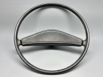 AUTO PEÇAS - Antigo volante bumerangue. Dia. 39,5 cm. Marcas do tempo e de uso.