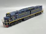 FERROMODELISMO - Modelo de locomotiva, provavelmente em escala HO. Locomotiva a diesel, Escala 1:87, cor: Azul com detalhes amarelos, Inscrições: "B&O" e número "8500"Este modelo representa uma locomotiva da Baltimore & Ohio Railroad (B&O), uma companhia ferroviária histórica dosEstadosUnidos. Marcas do tempo e de uso.