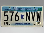COLECIONISMO - Placa automotiva - Alumínio -  Americana - MINESOTA - 576 NVW. Med. 15,5x31 cm. Produto conforme fotos originais do lote.