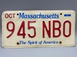COLECIONISMO - Placa automotiva - Alumínio -  Americana - MASSACHUSETTS 945 NB0. Med. 15,5x31 cm. Produto conforme fotos originais do lote.