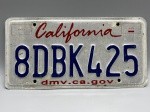 COLECIONISMO - Placa automotiva - Alumínio -  Americana - CALIFORNIA 8DBK 425. Med. 15,5x31 cm. Produto conforme fotos originais do lote.