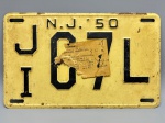 COLECIONISMO - Placa automotiva - ferro -  Americana - N J 50 - 57 L - Resquício de etiqueta de New Jersey - Cadillac 1950. Med. 17x27 cm. Produto conforme fotos originais do lote.