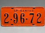 COLECONISMO - Placa automotiva em alumínio - Laranja - SP - Santos 2-96-72 - Med. 16x35 cm.