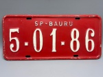 COLECONISMO - Placa automotiva em alumínio - Vermelha - MG - Belo Horizonte - 4-36-61 - Med. 16x35 cm.