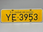 COLECONISMO - Placa automotiva em alumínio - Amarela - RJ - Duque de Caxias - YE 7806 - Med. 13x40 cm.