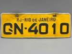 COLECONISMO - Placa automotiva em alumínio - Amarela - RJ - Rio de Janeiro - GN 4010 - Med. 11,5x32 cm. Amassados.