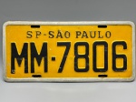 COLECONISMO - Placa automotiva em alumínio - Amarela - SP - São Paulo - MM 7806 - Med. 16x35 cm.