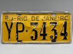 COLECONISMO - Placa automotiva em alumínio - Amarela - RJ - Rio de Janeiro - YP 3434 - Med. 16x35 cm. Amassados.