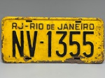COLECONISMO - Placa automotiva em ferro - Amarela - RJ - Rio de Janeiro - NV 1355 - Med. 16x35 cm.