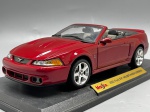 COLECIONISMO - Ford Mustang SVT Cobra 2003 - Ford Sut - Vermelho - Maisto. Escala 1:18. Miniatura em metal diecast. Carro de coleção.