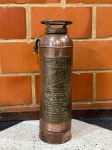 COLECIONISMO - Antigo extintor de incêndio com estrutura em cobre, da marca FOALCO. Placa em metal amarelo com indicações na parte frontal. Med. total: 60x20 cm. Marcas do tempo e de uso.