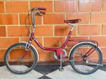 BICICLETA - Antiga bicicleta MONARK MONARETA, vermelha perolizada, adesivos originals. Marcas do tempo e de uso.