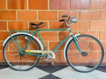 BICICLETA - Bicicleta Antiga Anos 50 - 1950 - MONARK - Modelo Sport, Aro: 26. Banco de Molas Original, Guidão Original, Farol e Dynamo, Freio Contra Pedal. Marcas do tempo.