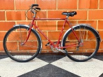 BICICLETA - Antiga bicicleta na cor vermelha, PEUGEOT, desgastes.