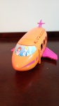 Avião da Polly pocket antigos anos 2002 abre as duas  portas  revendo o interior  com 28 cm  comp 29 de largura  nas pontas das asas  com 12.cm altura