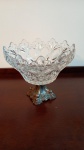 Fruteira de mesa de cristal Germano lindo centro  de mesa  em cristal acentado em pé trabalhado em metal Alemanha com 21 cm de alt  com 25 de largura