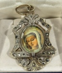 Ourivessaria portuguesa - Magnífico camafeu sacro produzido em prata de lei com marcassitas centralizando `N Senhora` - dim - 3x5 