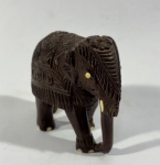 Escultura em madeira nobre representando `Elefante`  finamente eculpido - dim- 10 cm de altura