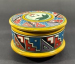 Porta jóia redondo elaborado na pedra com decoração marajoara policromada - dim - 8 cm de altura 