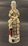 Lindíssima garrafa da década de `90` de biscuit europeu `Edemburgo` representando `Dama` com chapeu, cujo qual é a tampa - dim-  32 cm de altura 