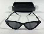 Óculos `anos 50` estilo `gatinho , na cor preto 