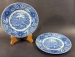 Par de pratos de porcelana inglesa `Wood Sons` blue and white underglaze com decoração fitomórfica na borda centralizando paisagem com nobres - dim - 20 cm de diâmetro 