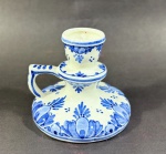 Antiga palmatória em faiança holandeza `Delft` na cor azul e branco - dim - 24 cm de altura e 13 cm de diâmetro