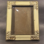 Antigo porta retrato de madeira patinado com guarnições metálicas e vidro bombeado - dim - 26x31x4