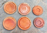 6 suportes produzidos em madeira com 4 maiores feitas pela traço e outras duas menores sem marca - dim - 20 cm de diâmetro maior e menor 17 cm de diâmetro