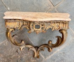 Aparador antigo produzido em madeira talhada com patina dourada e tampo de mármore italiano em tons de rosa, marcas do tempo - dim - tampo restaurado 64x31x2 e estrutura 60x29x40