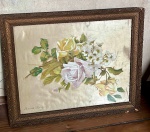 Quadro arranjo de flores com uma rosa claro, outra amarela e folhas verdes em moldura ornamentada de madeira - dim - 59x49x3