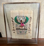 Quadro de arte egípcia mulher vestida de rosa e asas em moldura de vidro com arestas em metal dourado - dim - 41x50x2