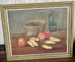 Quadro com maçãs e bananas, uma bacia metálica e uma garrafa preta com moldura de madeira em tom claro/dourado - dim - 73x62x5