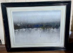 Quadro abstrato com tom principal em branco, também contendo cinza, preto, azul e amarelo em fundo branco com uma linha dourado emoldurado em madeira da cor preta - dim- 83x67x5