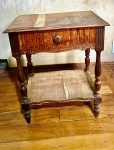 Mesa lateral produzida  madeira com gaveta, detalhes entalhados nos pés - dim - 47x33x55