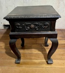Mesa lateral produzida em madeira de lei com gaveta, puxador em metal e detalhes incrustados - dim - 43x36x54