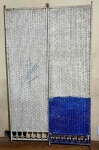 Biombo com 2 painéis divisores na cor branca, uma delas com pintura em azul e outra com detalhes, com hastes de ferro e fibra de madeira entrelaçada , no estado - dim - 53x3x171cm