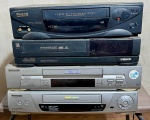Lote com 4 videocassetes sendo 1 Philco com controle, 1 Semp e 2 Panasonic - dim - 1 38x29x9cm // 2 38x28x9cm // 3 43x28x9cm // 4 43x29x9cm