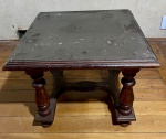Mesa de centro produzida em madeira, com detalhes incrustados na tampa e nos pés - dim - 57x57x44cm