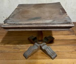 Mesa de centro quadrada com tampo removível de madeira com detalhes nos pés e no tampo - dim - 51x51x47cm