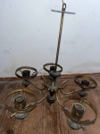 Exuberante lustre produzido em ferro com 5 bocais, marcas do tempo -dim- 55dx55a