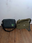 Lote de duas bolsas uma na cor Cinza - 43x33x5 e outra na cor Verde 40x36x10 , marcas do tempo