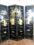 Exuberante Biombo com tema oriental , produzido em rico trabalho artesanal com madrepérola, osso e laca , algumas perdas , marcas do tempo - dim- - 187cm de comprimento x185 cm de altura (46cm cada parte)