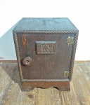 Móvel lateral produzido em madeira com gaveta na parte interna com detalhes de bronze - 40x35x42