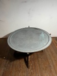 Mesa indiana com tampo de metal redondo com mandala  e pés produzidos em madeira e estrutura  dobrável com detalhes em metal, faltando um, no estado dim - 72x43