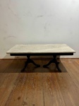Mesa de centro  tampo de marmore na cor branca removível e pé de madeira com detalhes talhados - 95x46x35