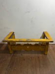 Base para mesa de madeira na cor amarela com detalhes - 100x50x40