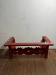 Base para mesa de madeira na cor vermelha com detalhes - 100x50x40
