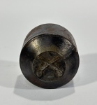 Molde de estamparia com emblema de armas cruzadas - dim - 4 cm de diâmetro e 4 m de altura
